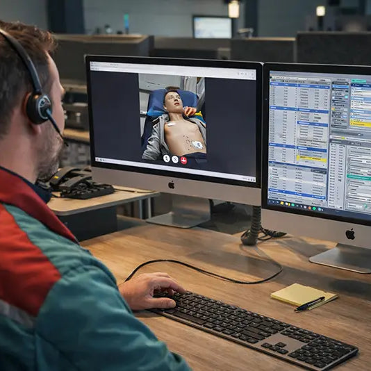 Centralist in de 112-meldkamer begeleidt een reanimatie via beeldbellen met een AED-gebruiker.