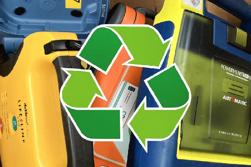 Inzameling van oude AED's zoals Defibtech en Cardiac Science voor recycling op de Internationale Dag van het Recyclen.